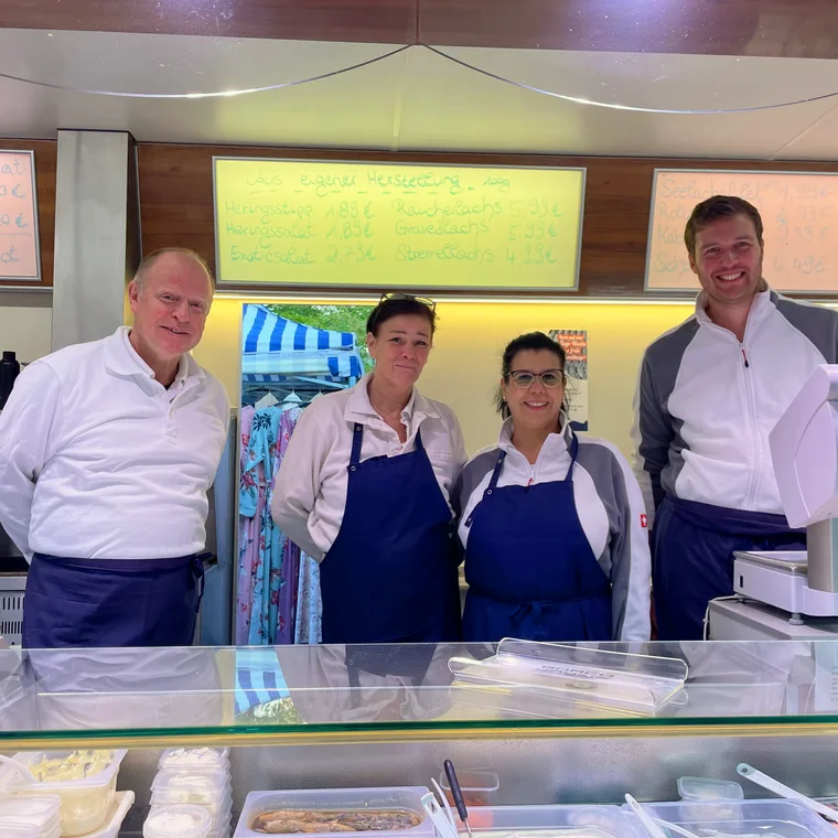 Das Team von Tillmanns Fisch & Feinkost am Marktstand